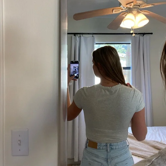 (Aritzia) TNA cropped tshirt - Picture 3 of 4